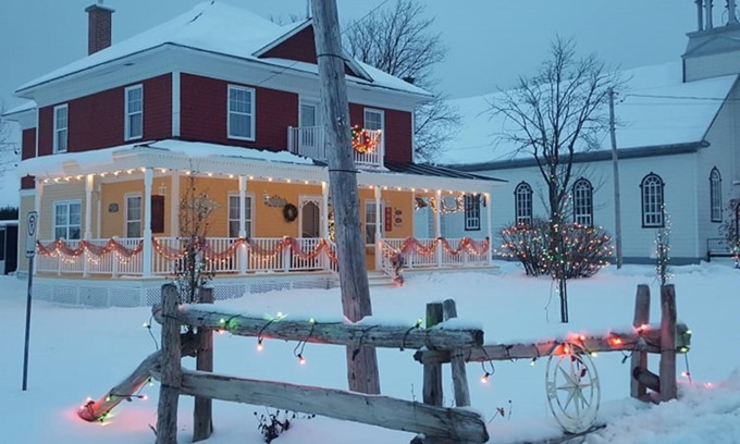 Macamic Bed & Breakfast | Quaint Gîte: Relaxing B&B with Oceanfront Views & Pool