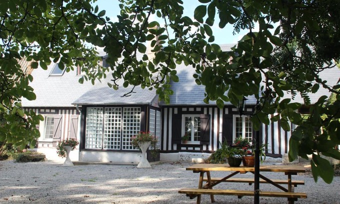 Saint-Pierre-Benouville House | Gîte Bellevue: Family-Friendly Stay with Breakfast Included