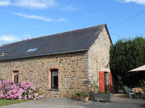 Guemene-Penfao House | Tranquil Gîte with Enclosed Garden and Family Activities