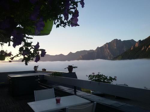 Arrens-Marsous Bed & Breakfast | Family-Friendly Gîte Chalet du Soulor with Hot Tub & Dining