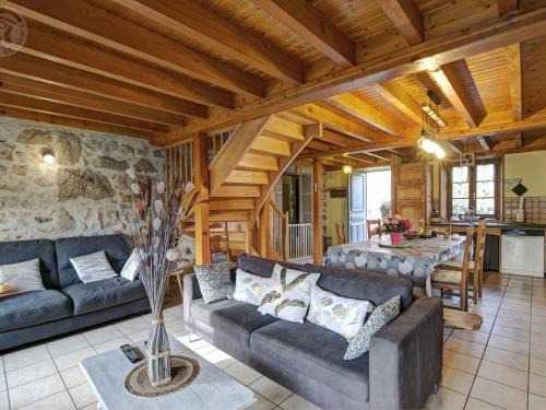 Perigneux House | Comfortable Gîte Périgneux: Ideal for Families & Pets