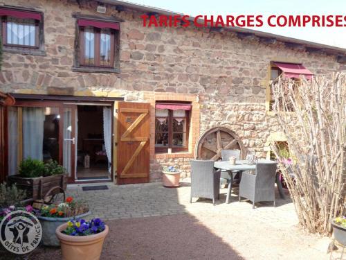 Cuinzier House | Delightful Gîte with Private Garden, Near Historic Sites
