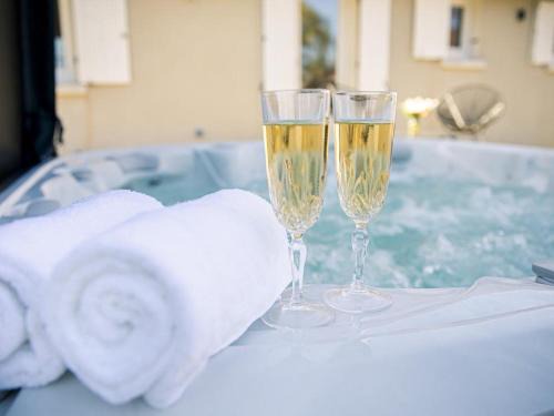 Saulcet House | Relaxing Gîte with Spa and Terrace in Scenic Vineyards