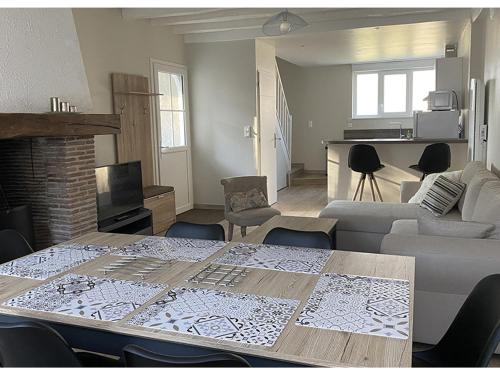 Avaray House | Comfortable Gîte with Private Courtyard near Loire Castles