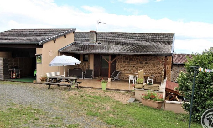 Ternand House | Welcoming Gîte Chez le Vigneron: Pet-Friendly Retreat