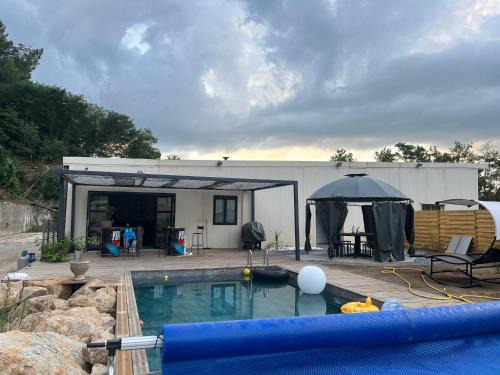 Besseges Villa | Cozy Gîte chez Marie et Sebastien with Pool & Pet Friendly