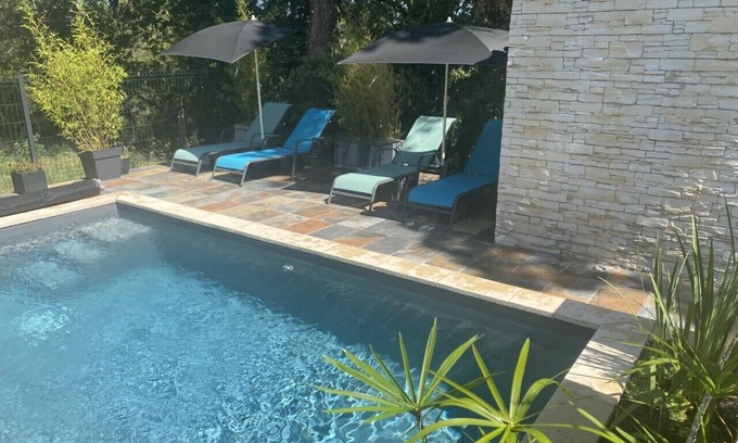 Seguret Other | Top-Rated Gîte Confort with Pool and Kitchen Amenities