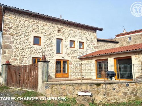 Verrieres-en-Forez House | Inviting Gîte with Scenic Views & Private Courtyard