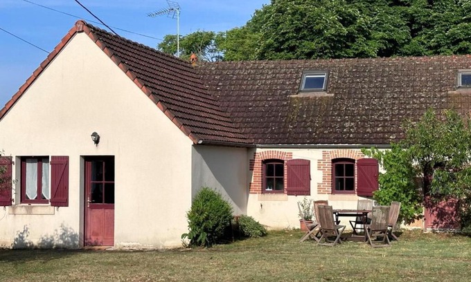 Toulon-sur-Allier House | Natural Escape Near Moulins: Cozy Gîte with Garden