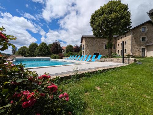 Lapte House | Spacious Gîte with Lake View and Pool in Lapte