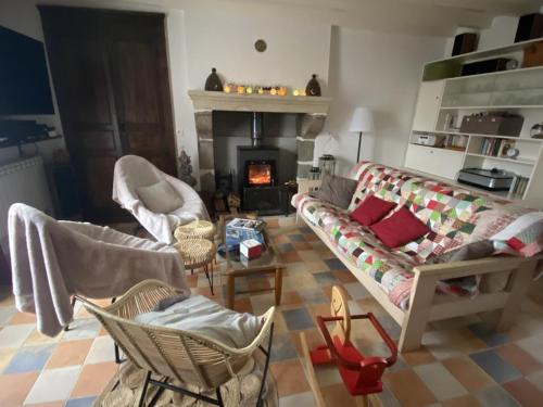 Louroux-de-Beaune House | Relaxing Gîte Le Mesnil: Nature, Family Activities & Pets