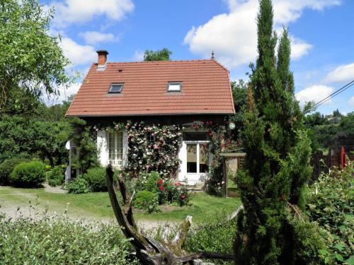 Herisson House | Cozy Riverside Gîte with Garden near Medieval Village