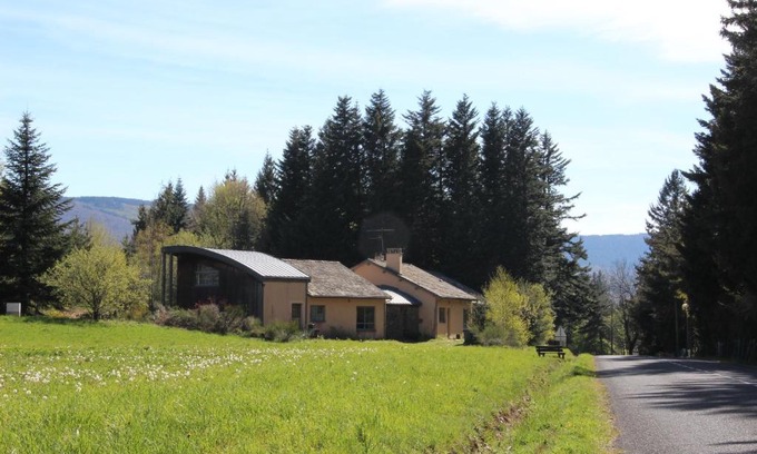 Chasserades Bed & Breakfast | Cozy Gîte d'étape et table d'hôtes Les Airelles Awaits
