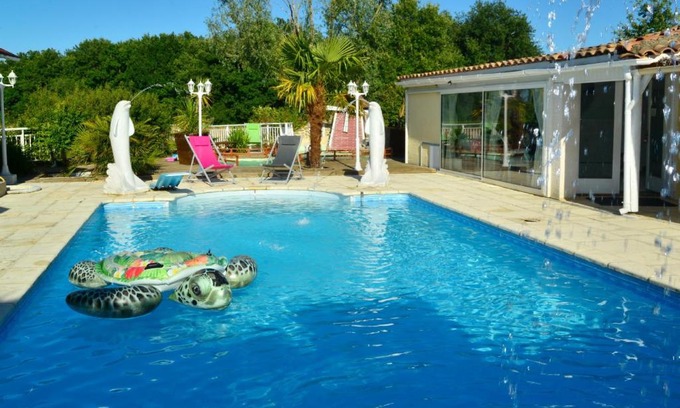 Villematier House | Indulgent Retreat with Private Jacuzzi, Pool & Sauna