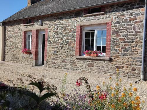 Bacilly House | Oceanfront Gîte de Cantilly: Perfect for Families & Rated 10/10