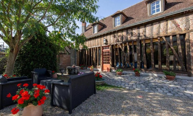 Bellegarde-du-Loiret House | Charming Gîte with Garden, Near Castle & Family-Friendly