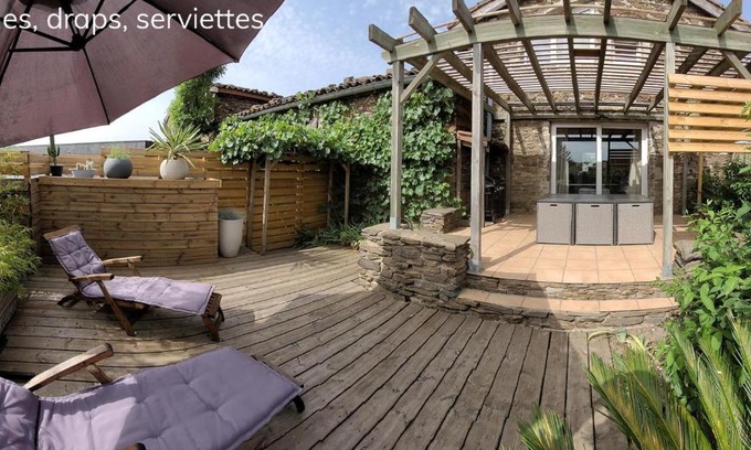 Tartaras House | Authentic Gîte with Terrace: Perfect for Family Getaways