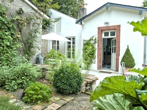 Blois House | Modern Gîte in Blois with Private Garden and Garage