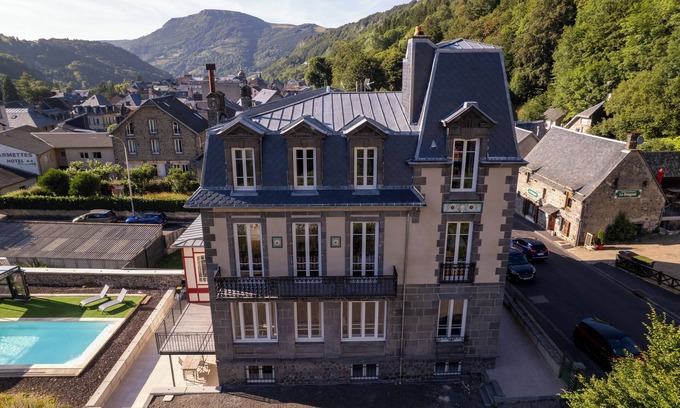Mont-Dore Villa | Gîte de Charme: Private Heated Pool & Family-Friendly Amenities