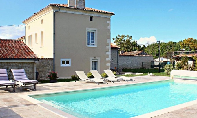 Vars House | Gîte Vars: Family-Friendly Retreat with Pool Access
