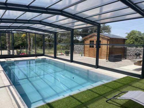 Couzon House | Inviting Gîte with Heated Pool & AC Near Hiking Trails