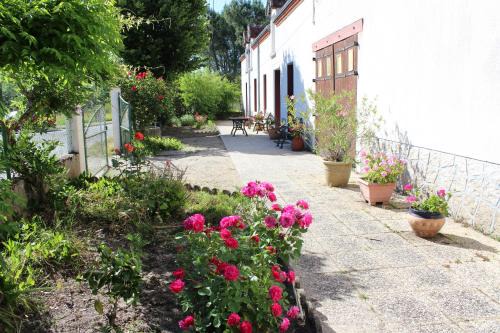 Billy House | Pet-Friendly Gîte de Closeure with Ocean View & Dining
