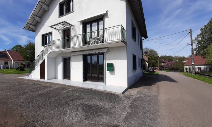 Arlay Apartment | Cozy Gîte de Corcelles: Family and Pet-Friendly Retreat