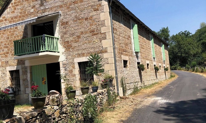 Espalion Apartment | Gîte de Coussane 2: Pet-Friendly Retreat with Breakfast