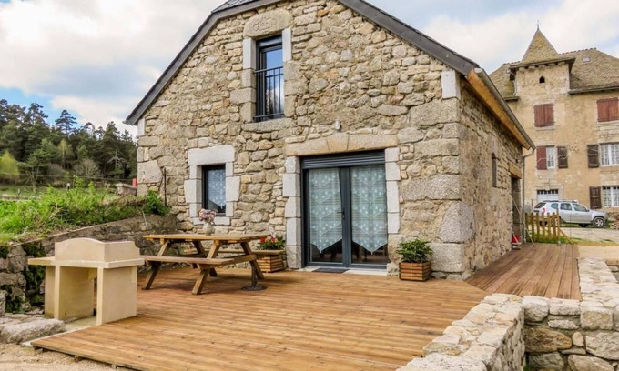 Sainte-Colombe-de-Peyre House | Family-Friendly House with Kitchen for Memorable Stays