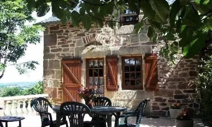 Lanteuil Villa | Relax at Gîte de France in Lanteuil: Spa & Breakfast Available