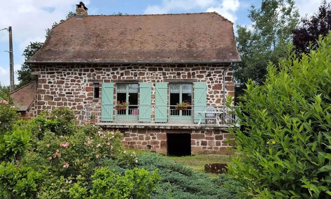 Louignac Villa | Comfortable Gîte de France La Besse for 6 with Spa & Breakfast