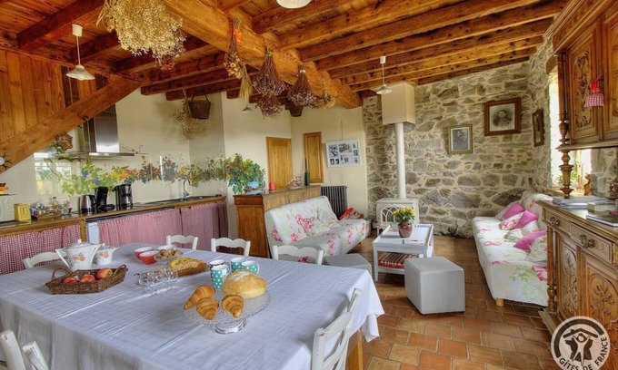Quincie-en-Beaujolais House | Discover the Comfort of Gîte de Groupe Lagneau