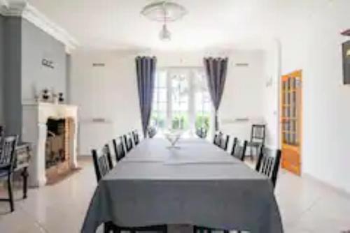 Neuille-Pont-Pierre House | Pet Friendly Oceanfront Gîte de groupe du Coudray - 9/10 Rated