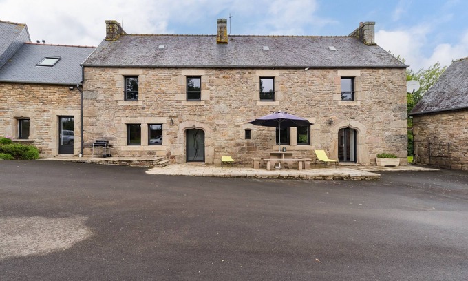 Ploumilliau House | Gîte de Kerduraison: Ideal Family Retreat with Garden