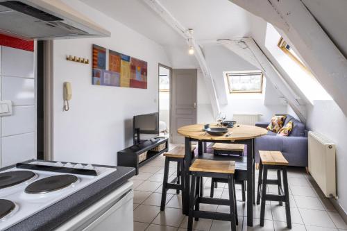 Segre Apartment | Cozy Gîte de l'Artiste in Segré - Perfect for Families