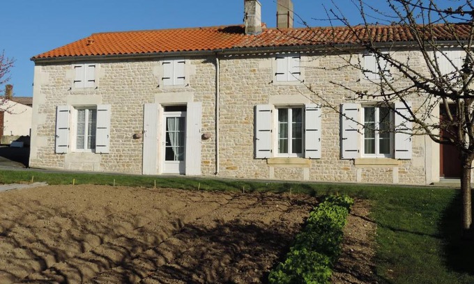 Puy-du-Lac House | Family-Friendly Retreat at Gîte de l'Aubrée 17 - Rated 9.2