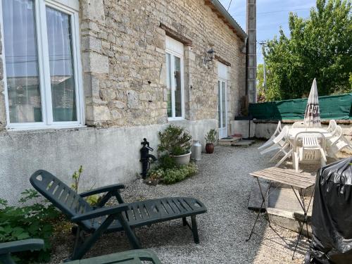 Genac-Bignac House | Gîte de l'hortensia: Serene Oceanfront Retreat Awaits