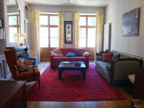 La Charite-sur-Loire Apartment | Charming Gîte de la Galerie du Pont with Family-Friendly Dining
