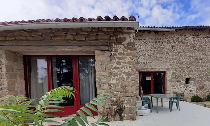 Saint-Pardoux Apartment | Pet-Friendly Retreat at Gîte de la Grange - Family Welcoming