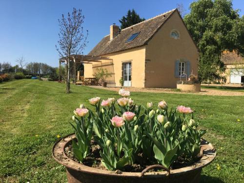 Montbizot House | Family-Friendly Retreat at Gîte de La Hertaudière: Rated 9.3