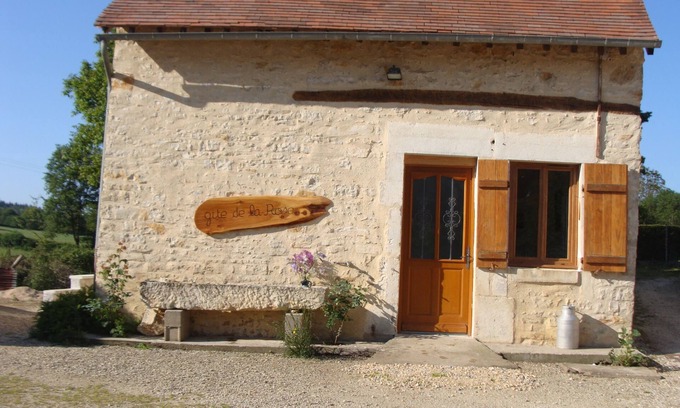 Brosses House | Cozy Gîte de la Rose: Family-Friendly with Breakfast Near Vézelay
