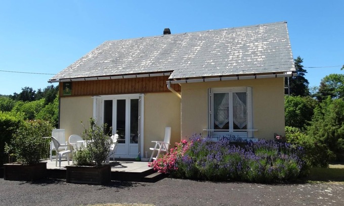 Jassat House | Family-Friendly Gîte de la Tortue in Beautiful Murol