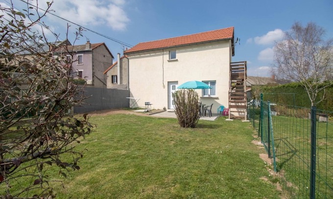 Vitrac House | Family-Friendly Gîte de La Vareille in Vitrac