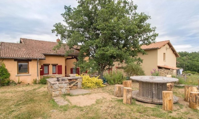Trezioux House | Pet-Friendly Gîte de la Vigne Vierge with Lake Views