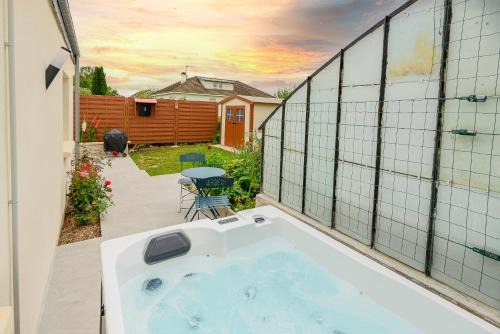 Bazeilles House | Relax at Gîte de Mam's - Voie verte with Spa & Hot Tub