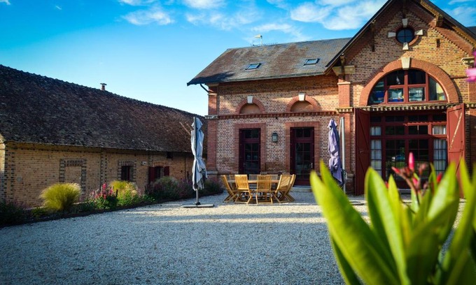 Pierrefitte-sur-Sauldre House | Pet-Friendly Gîte de Montfranc - Guest Rated 9.2/10