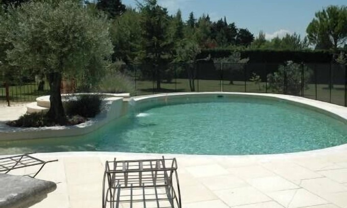 Velleron Villa | Relaxing Gîte de Provence with Spa and Ocean Views