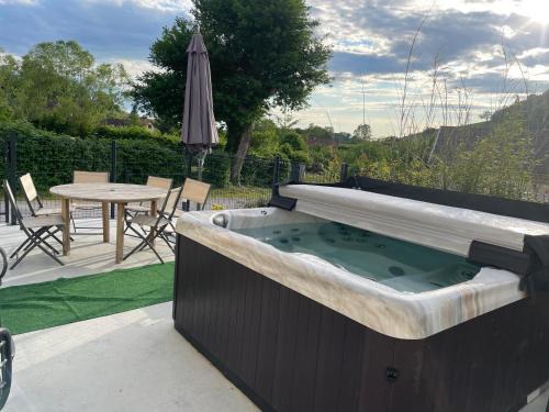 L'Etoile House | Gîte des 5 Cépages: Cozy Getaway with Hot Tub