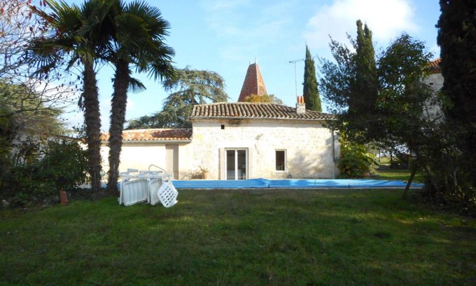 Laroque-Timbaut House | Relax at Gîte des Cèdres du Garret with Pool & Hot Tub