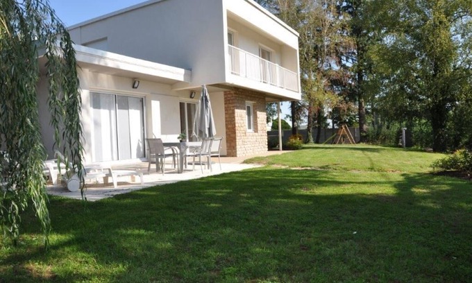 Cuisery House | Family-Friendly Retreat at Gîte des Ecureuils in Cuisery